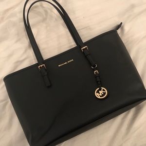 michael kors jet set medium shoulder bag - black